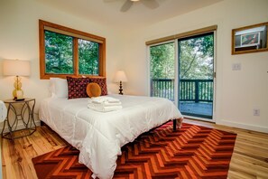 2 bedrooms, iron/ironing board, WiFi, bed sheets - Sunrise Cottage | Modern Mountaintop Cottage in Asheville (Asheville)