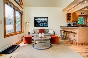 Televisión, reproductor de DVD y libros 