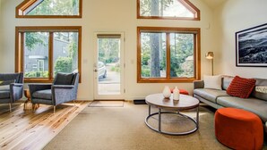 Un salón amplio con techos altos, ventanas grandes y una decoración de estilo moderno.