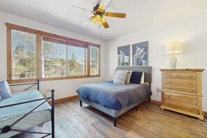 2 bedrooms, free Internet, bed sheets, wheelchair access