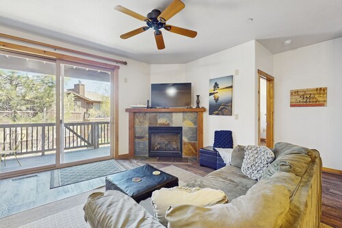 Beautiful condo w/ deck, close to town & skiing