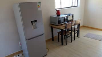 Refrigerador, microondas, placa de cocina, lavavajillas