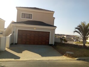 Exterior - Family confortable Villa. Mountain View. 3 bedrooms. 2,5 bathrooms. (Witpoort 406-Jr)