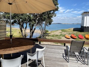 Outdoor dining - Beachfront Retreat Bay of Islands (Russell)