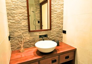 Maison Premium, vue montagne | Lavabo de la salle de bain