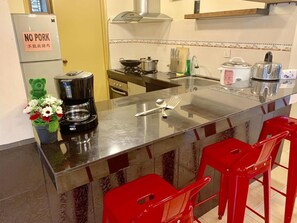 Kühlschrank, Mikrowelle, Wasserkocher mit Kaffee-/Teezubehör