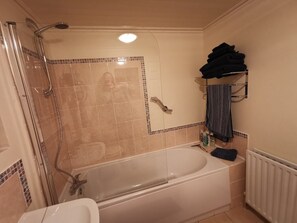 Ensemble douche/baignoire, sèche-cheveux, serviettes fournies, savon