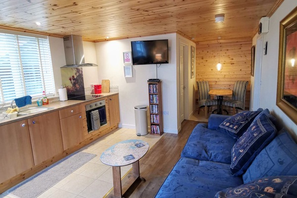 Fernseher, DVD-Player, Bücher, Videothek