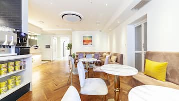 Dagelijks continentaal ontbijt inbegrepen