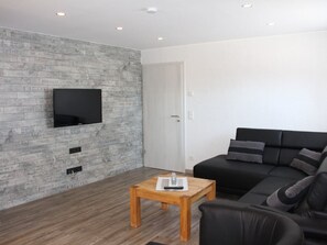 Smart-TV, Tischfußball, Tischtennisplatte