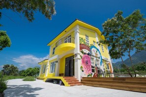 Property entrance - Straybirds BnB (Donghe)