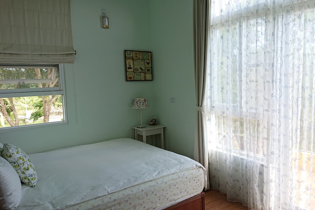 1 habitación, cubrecamas, escritorio y cortinas blackout 
