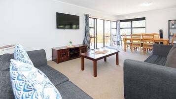 Familiehus, havutsikt | Oppholdsområde | Flatskjerm-TV, peis og DVD-spiller