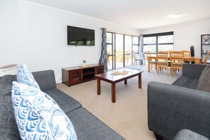 Familiehus, havutsikt | Oppholdsområde | Flatskjerm-TV, peis og DVD-spiller