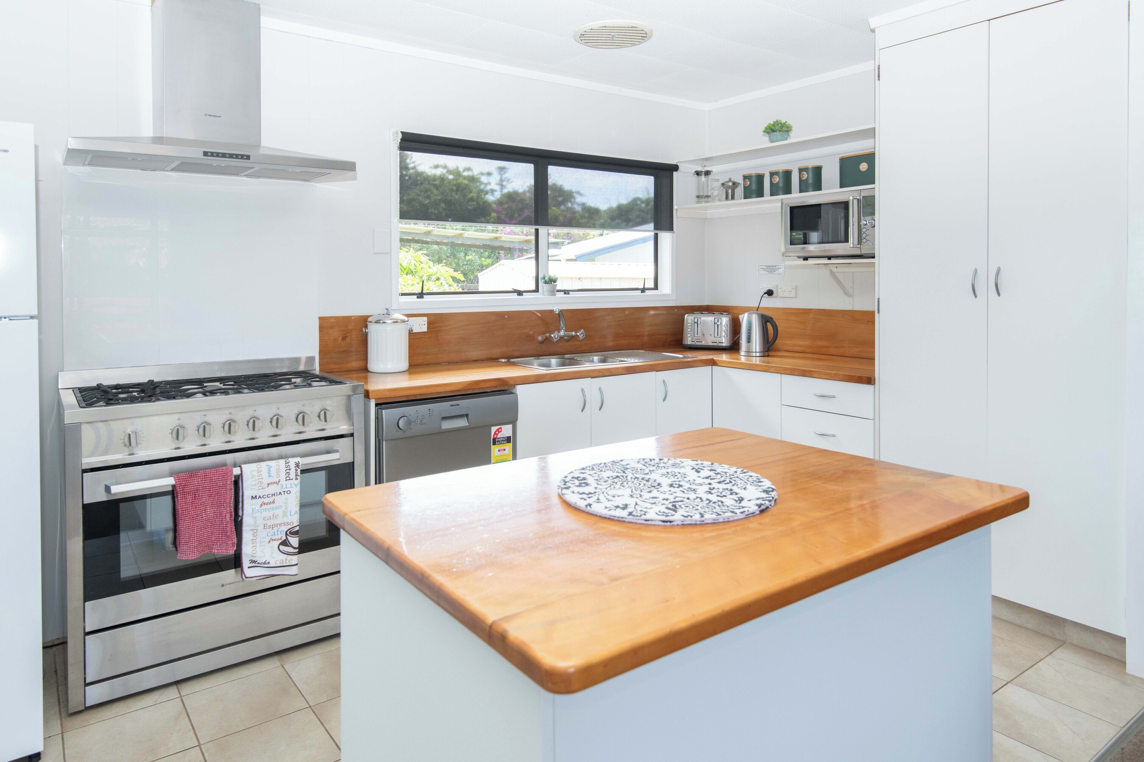 Family House, Ocean View | Private kitchen | Full-size fridge, microwave, oven, stovetop