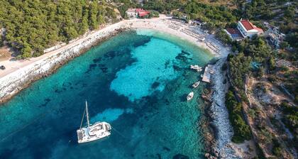 Vue sur la mer sur l'archipel de l'ßle Pakleni, à 100 m de la mer et de la piscine privée