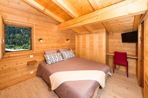 Iron/ironing board, WiFi, bed sheets - Chalet 14 pers (12 adults max) - authentic, spa, close to the centre and slopes (Châtel)