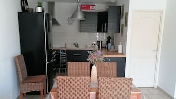 Réfrigérateur, micro-ondes, four, plaque de cuisson