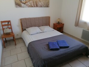 2 slaapkamers, een strijkplank/strijkijzer, reisbedje, gratis wifi