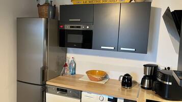 Kjøleskap, mikrobølgeovn, ovn og kokeplater