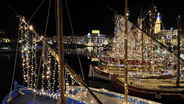 A marina at night with boats decorated with string lights. - Apartment type villa in Sanary sea view, 150m from the beach with Jacuzzi plus parking (Sanary-sur-Mer)