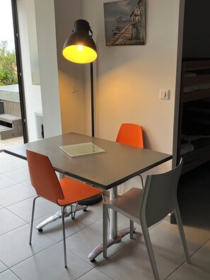 Dining - Apartment type villa in Sanary sea view, 150m from the beach with Jacuzzi plus parking (Sanary-sur-Mer)