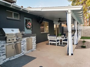 Outdoor dining - Epic HOLIDAY Getaway – Heated Pool, 86” Smart TV, Wolf Den + 5 Min to Old Town (Scottsdale)