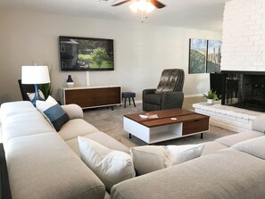 Smart TV, fireplace, video games, DVD player - Epic HOLIDAY Getaway – Heated Pool, 86” Smart TV, Wolf Den + 5 Min to Old Town (Scottsdale)