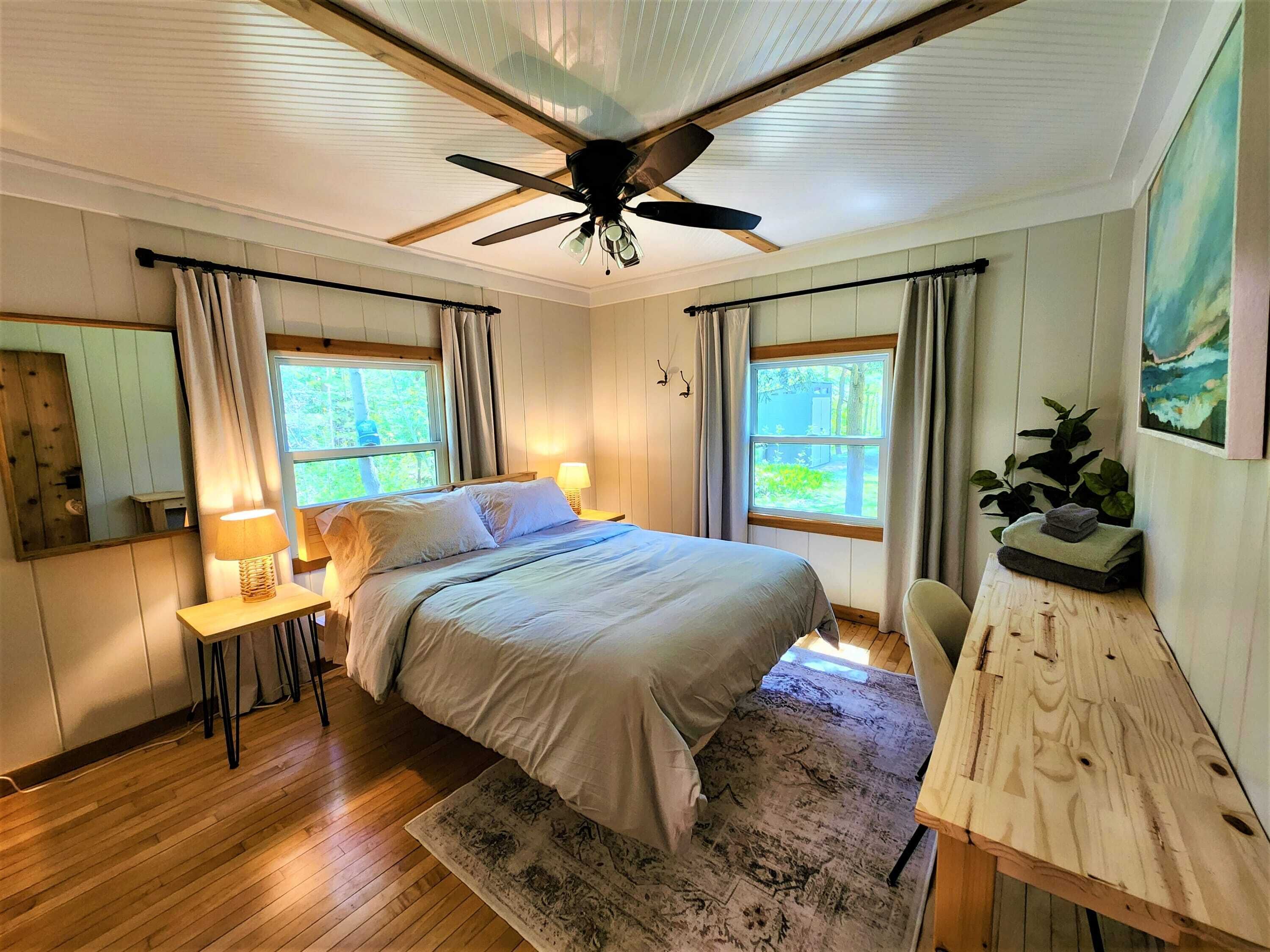 2 chambres, matelas mémoire de forme, bureau, fer et planche à repasser