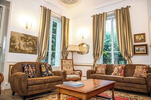 Smart TV, lareira, videogames, DVD player