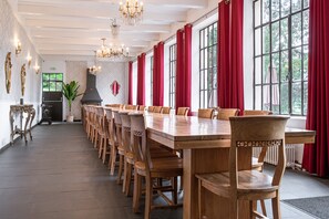 Banquet hall - Castle of Frétoy in Burgundy (Morlet)