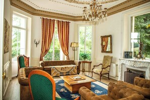 Smart TV, lareira, videogames, DVD player