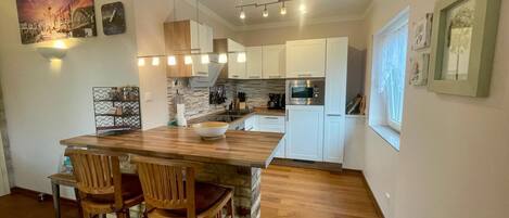 Kjøleskap, mikrobølgeovn, ovn og kokeplater