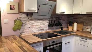 Kühlschrank, Mikrowelle, Ofen, Herdplatte