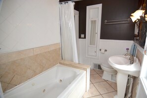 Kombination af bruser/badekar, hårtørrer, håndklæder, Sæbe