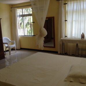 2 bedrooms, in-room safe, iron/ironing board, free WiFi