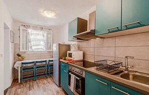 Kühlschrank, Herdplatte, Wasserkocher mit Kaffee-/Teezubehör