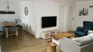 TV, books - Charming house with heated pool and wooded garden, a stone's throw from the beach (ronces les bains)