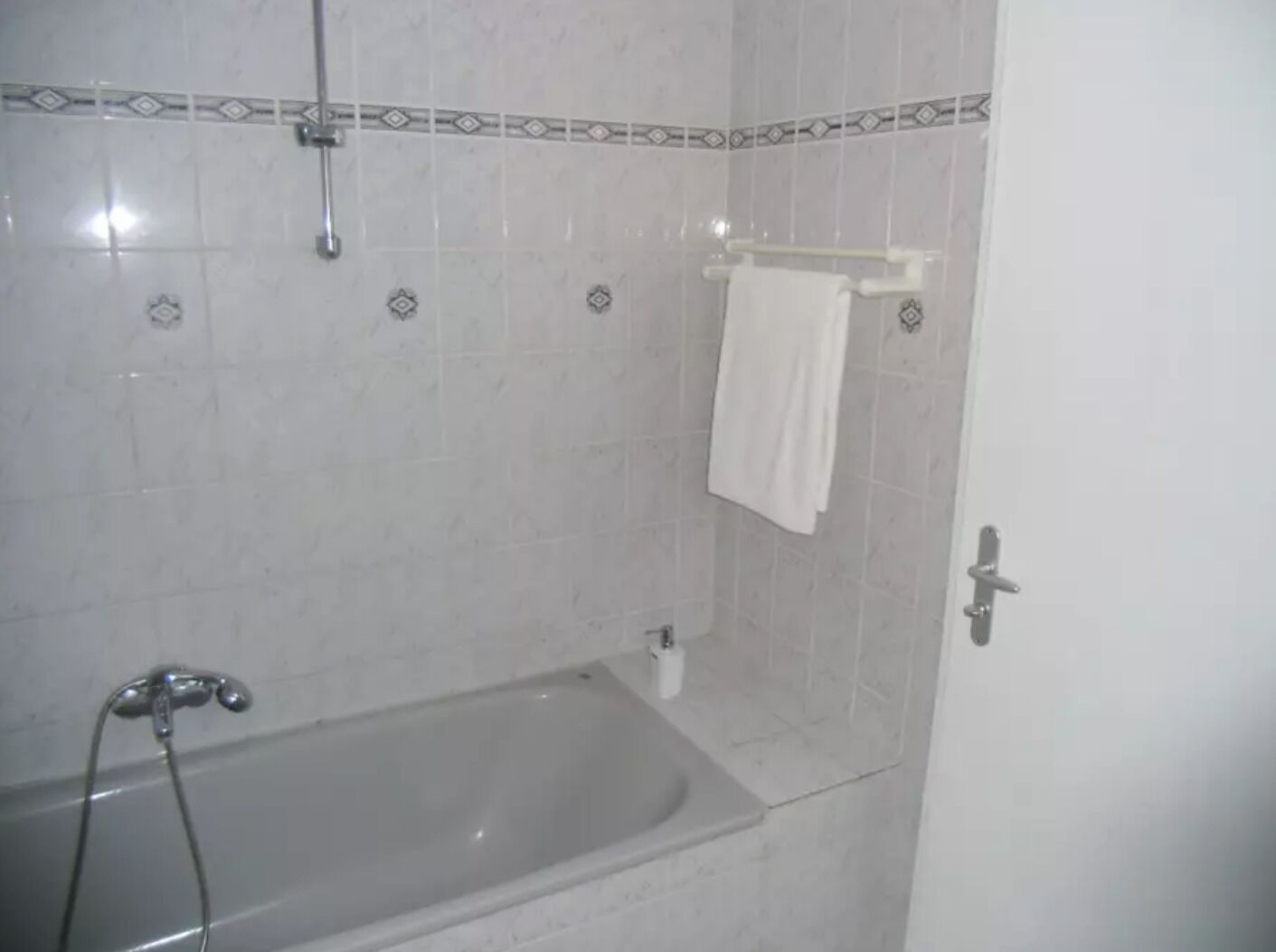 Une salle de bain avec une baignoire, un porte-serviettes et des toilettes.