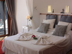 3 bedrooms, in-room safe, iron/ironing board, travel cot