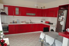 Fridge, microwave, oven, coffee/tea maker