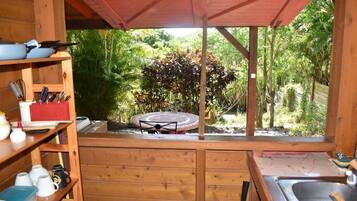 Geladeira, micro-ondas, cooktop, cafeteira/chaleira