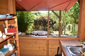 Réfrigérateur, micro-ondes, plaque de cuisson, cafetiÚre/bouilloire
