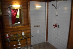Secadora de cabello, toallas, jabón, papel de baño