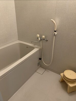 Kamar Tradisional, kamar mandi pribadi (For Four Guests) | Kamar mandi | Perlengkapan mandi gratis, pengering rambut, sandal, dan handuk