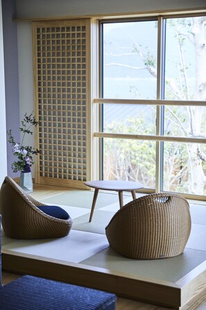 Premium-huone, tupakointi kielletty (Japanese Western, Private OpenAirBath) | Tallelokero huoneessa, yksilöllisesti sisustettu, työpöytä