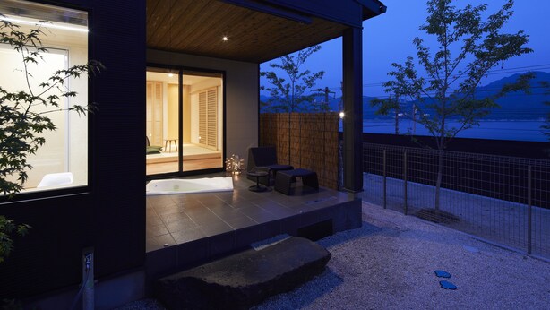 A modern house with a covered porch, a visible bathroom, and a view of the outdoors. - Miyajima Hanarenoyado IBUKU Bettei (Hatsukaichi)