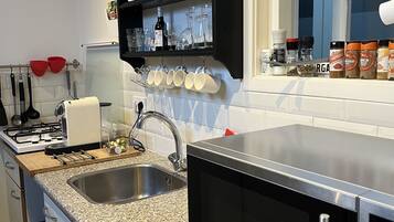 Een koelkast, een magnetron, een oven, een kookplaat