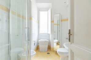 Baignoire, bidet, serviettes fournies