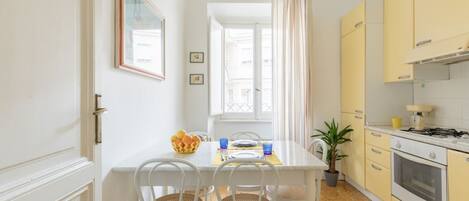 Fridge, oven, stovetop, cookware/dishes/utensils